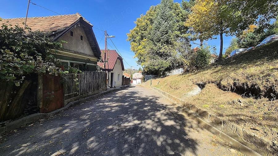 Teren de 1295 mp, în Schei