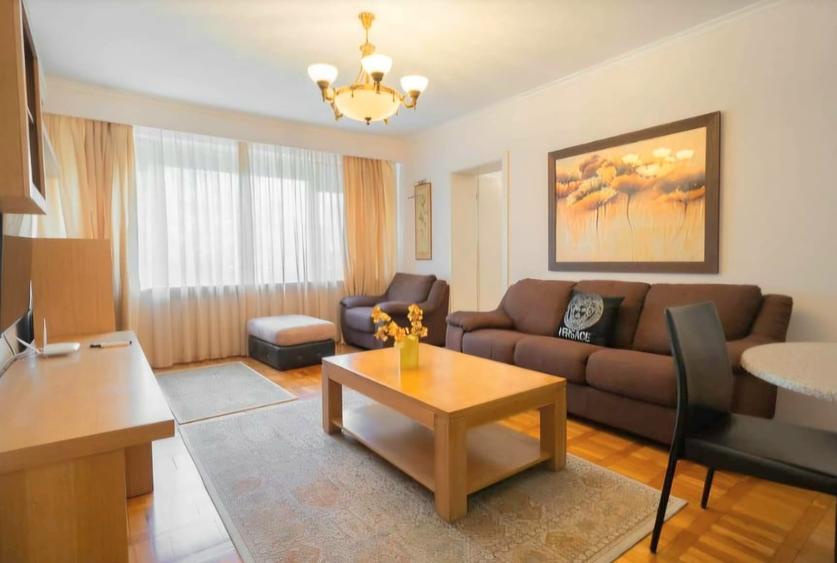 Apartament cu 3 camere nedecomandat în Sala Palatului