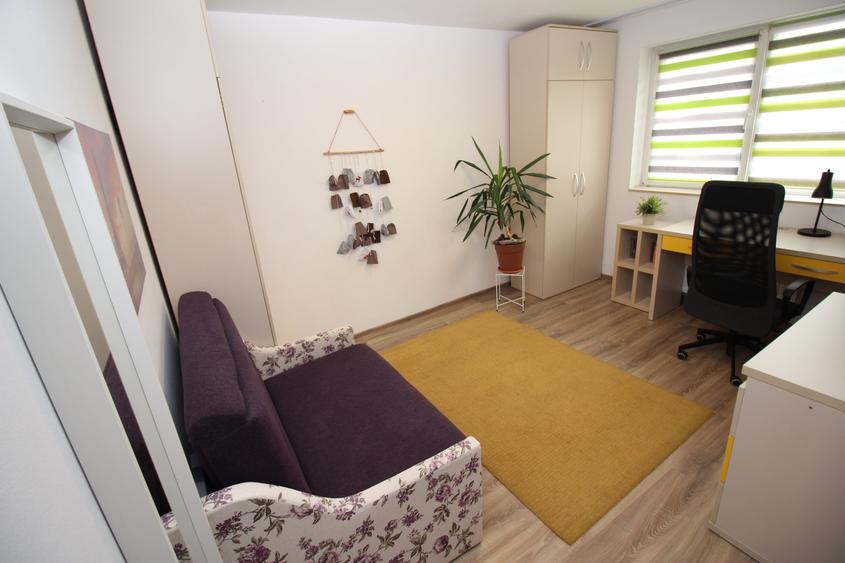 Apartament cu 4 camere semidecomandat în Titan