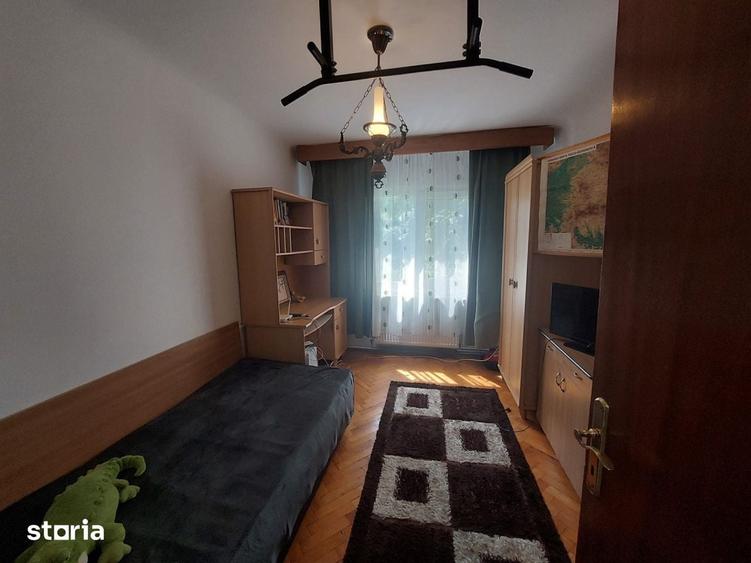 Apartament cu 3 camere decomandat în Calea București