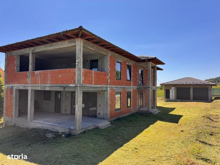Casă cu 4 camere în Argeșelu