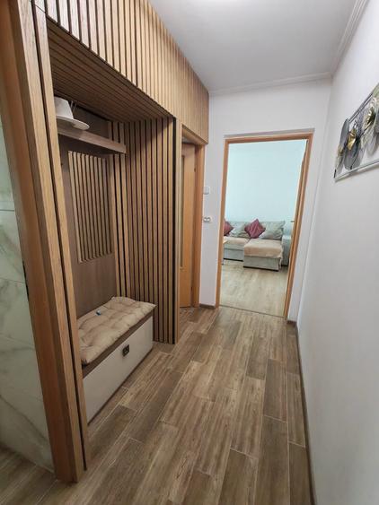 Apartament cu 3 camere semidecomandat în Palazu Mare