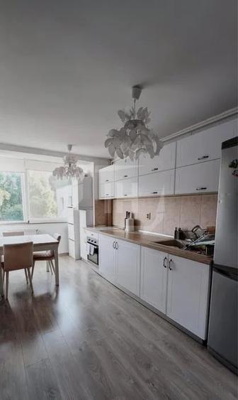 Apartament cu 3 camere semidecomandat, mobilat în Plopilor