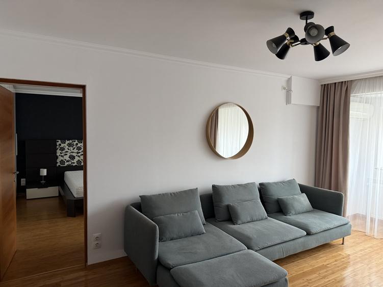 Apartament cu 3 camere semidecomandat, mobilat în Decebal