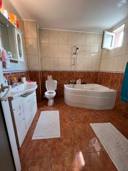 Casă individuală cu 4 camere cu Canalizare în Bradu