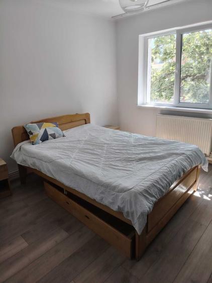 Apartament cu 3 camere semidecomandat, mobilat în Podu Roș