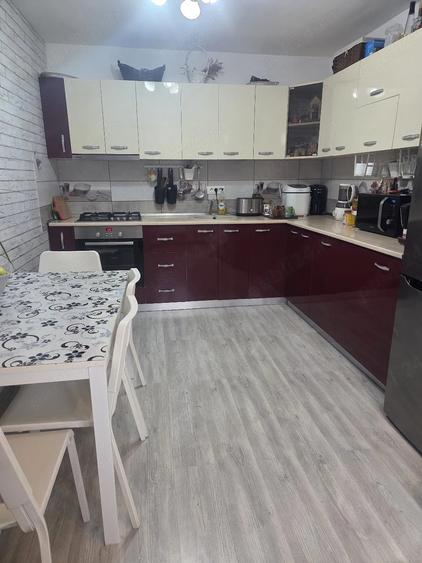 Casă cu 5 camere cu Teren 250 Mp în Măgurele