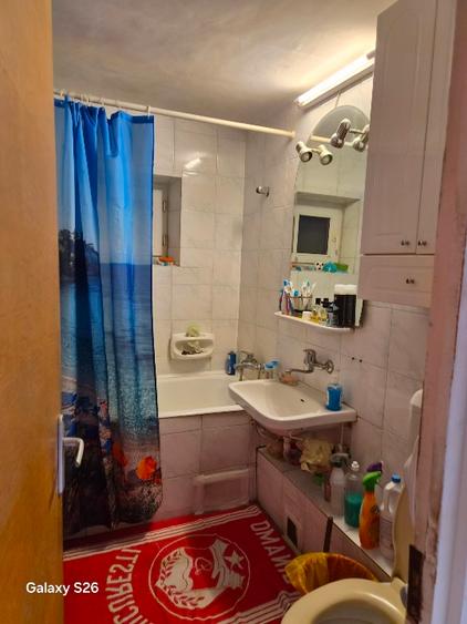 Apartament cu 3 camere decomandat în Drumul Sării
