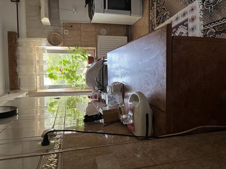 Apartament cu 3 camere semidecomandat în Străoane