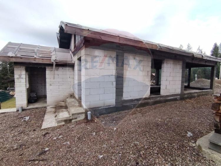 Casă individuală cu 8 camere cu Piscina în Poiana Stampei