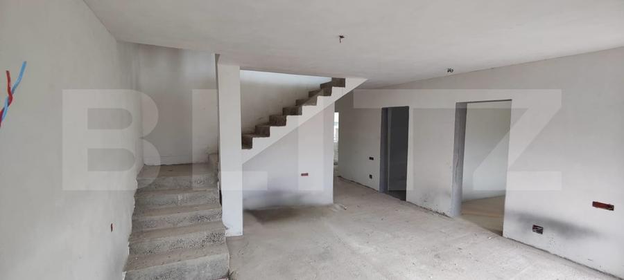 Casă individuală cu 15 camere cu Canalizare în Dumbrava