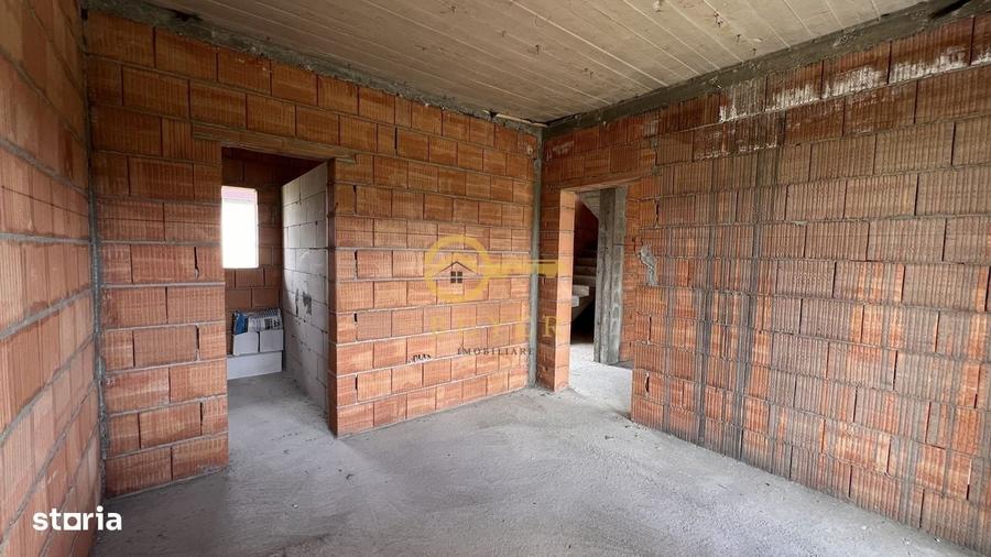 Casă cu 4 camere în Cristian
