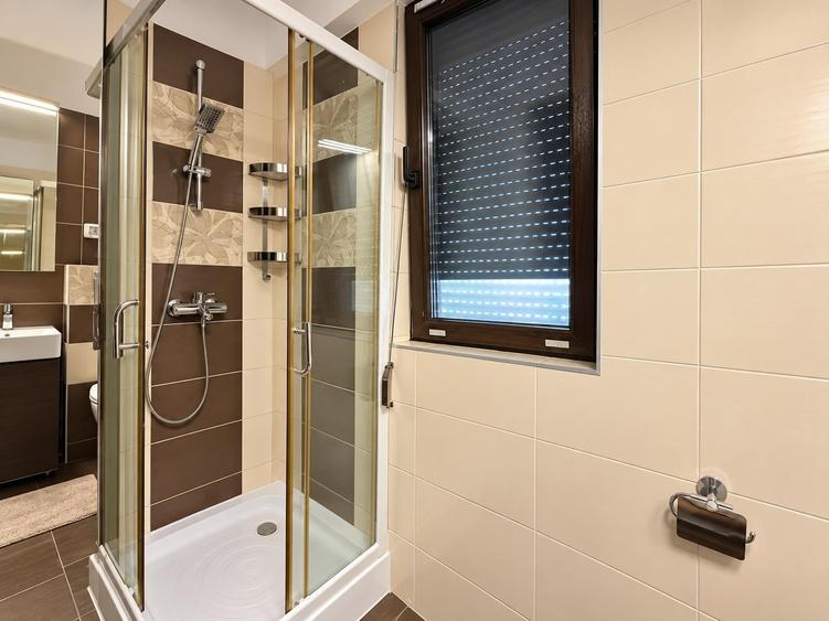 Apartament cu 4 camere semidecomandat, mobilat în Pipera