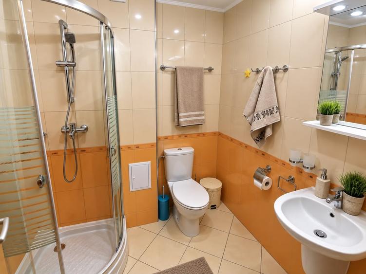 De Închiriat – Apartament 3 Camere | Piano Bar  | 2 Băi - 6