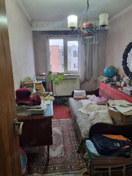 Apartament cu 4 camere semidecomandat în Trivale