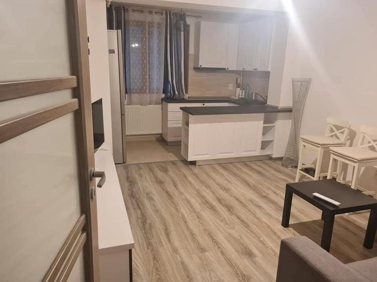 Apartament cu 3 camere decomandat în Olteni