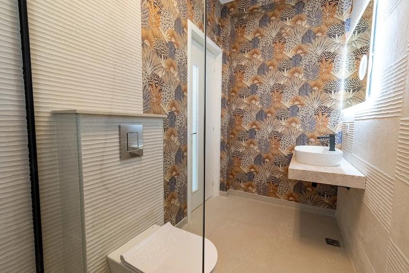 Casă cu 9 camere cu Teren 475 Mp în Tamași