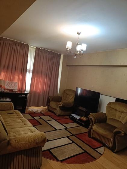 Apartament cu 3 camere semidecomandat în Mihai Bravu
