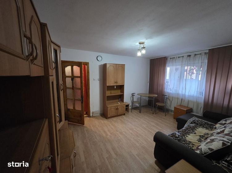 Apartament cu 3 camere semidecomandat în Craiovița Nouă