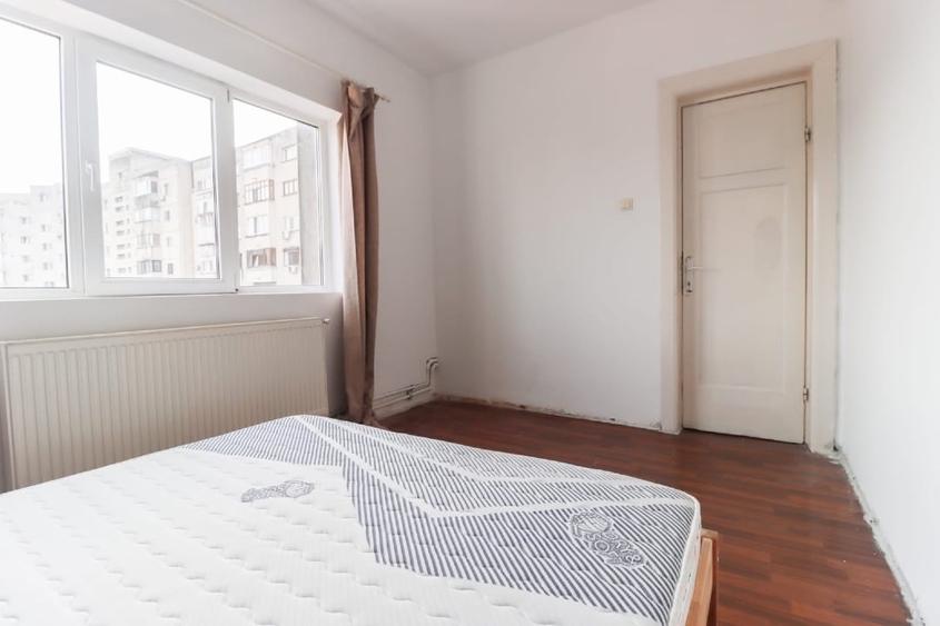 Apartament cu 3 camere semidecomandat, mobilat în P-ța Muncii