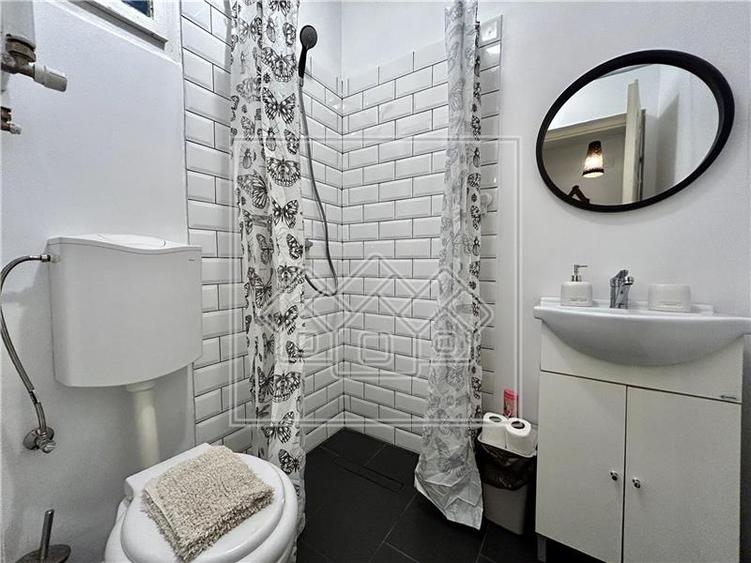 Duplex cu 6 camere cu Canalizare în Central