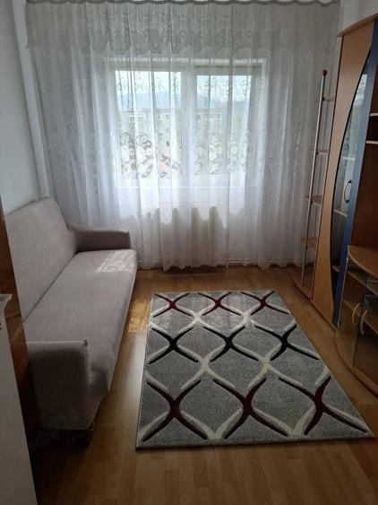 Proprietar inchiriez apartament 3 camere - 6