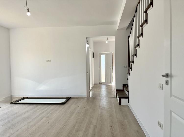 Duplex cu 5 camere cu Canalizare în Ghiroda