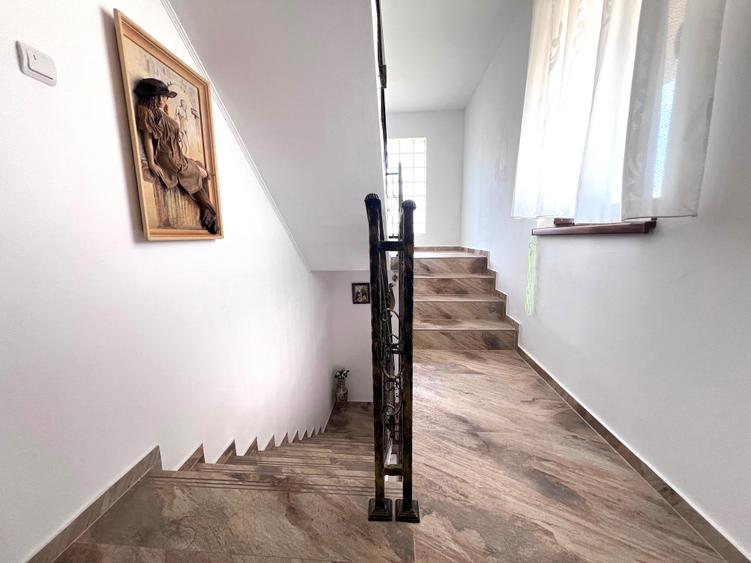 Casă cu 8 camere cu Teren 400 Mp în Central