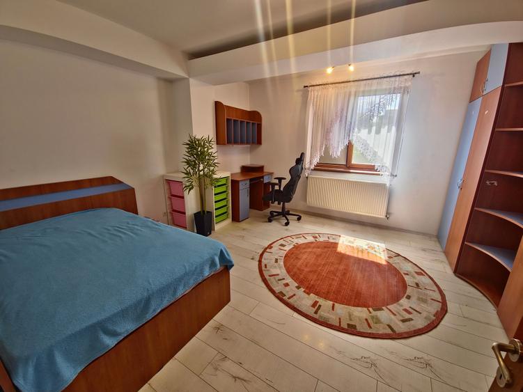 Apartament cu 3 camere decomandat, mobilat în Energia