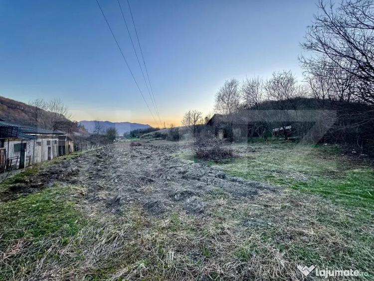 Teren de 4600 mp, în Central