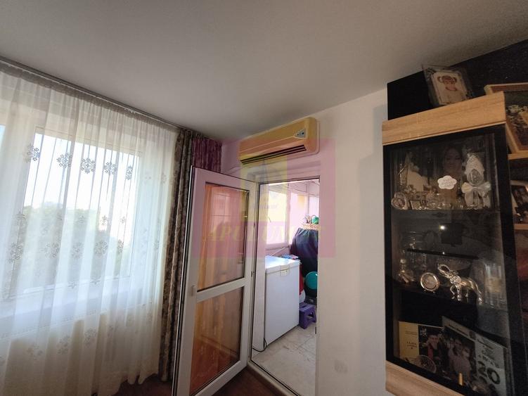 Apartament cu 4 camere semidecomandat, mobilat în P-ța Reșița