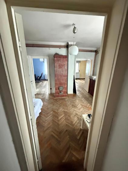 Apartament cu 3 camere semidecomandat în P-ța Victoriei