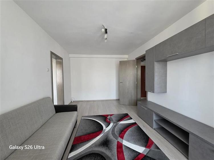 Apartament cu 2 camere semidecomandat în 13 Decembrie