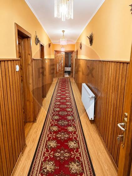 Casă individuală cu 11 camere cu Teren 1010 Mp în Periș