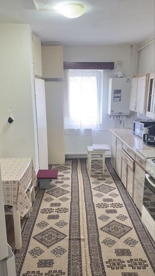 Apartament cu 4 camere decomandat în Petros