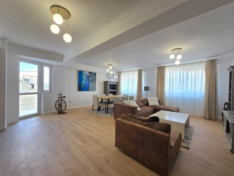 Apartament cu 4 camere în Victoriei