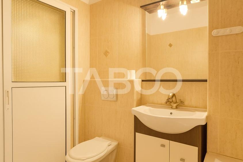 Apartament cu 3 camere semidecomandat, mobilat în Central