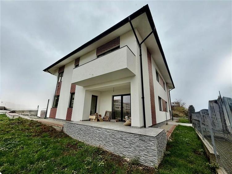 Duplex cu 4 camere cu Teren 250 Mp în Galata