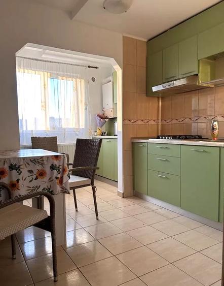 Apartament cu 3 camere decomandat, mobilat în Nicolina