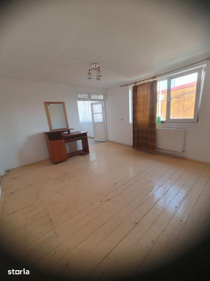 Casă cu 5 camere cu Teren 370 Mp în Școlilor