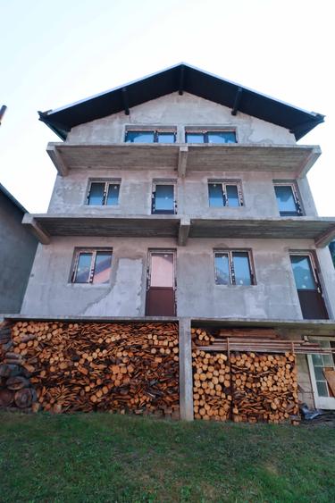 Casă individuală cu 9 camere cu Canalizare în Piatra Arsă