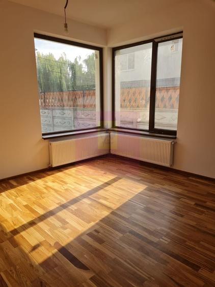 Casă individuală cu 5 camere decomandat cu Canalizare în Central