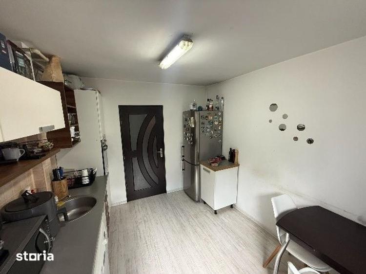 Apartament cu 3 camere decomandat în Cornișa