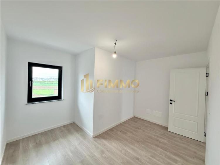 Duplex cu 4 camere cu Canalizare în Exterior Est
