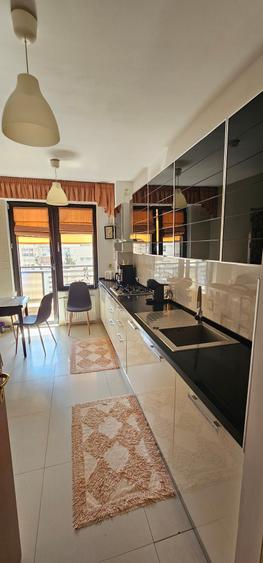 Apartament cu 4 camere semidecomandat în Barbu Văcărescu