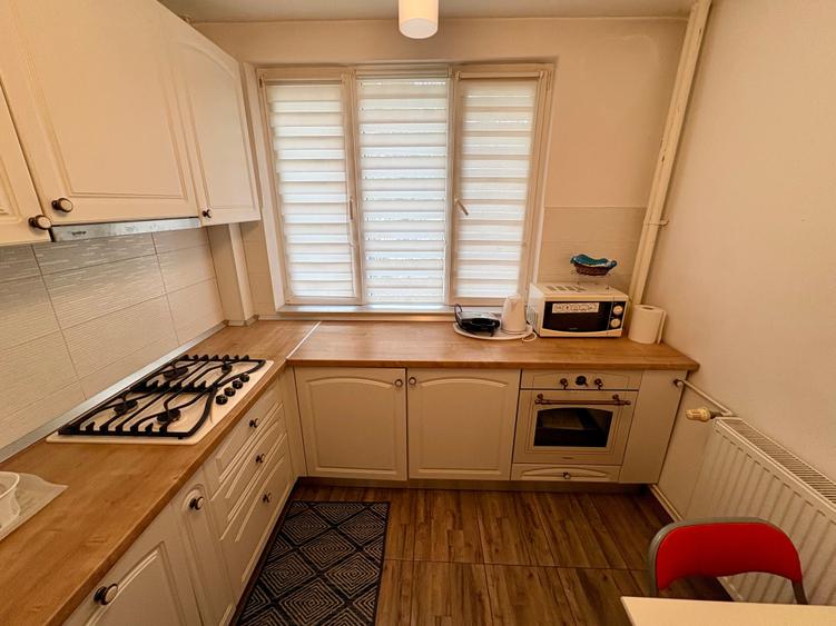 Apartament cu 3 camere semidecomandat în Drumul Taberei