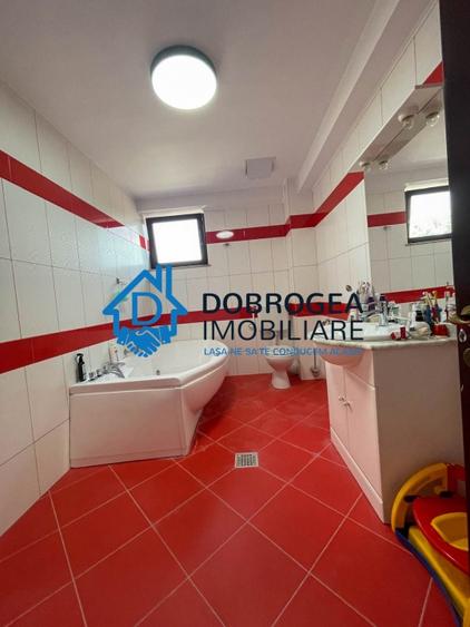 Casă individuală cu 8 camere cu Canalizare în Vest