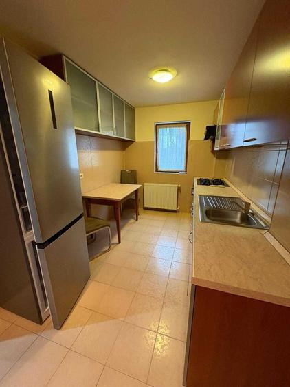 Apartament cu 3 camere semidecomandat în Girocului