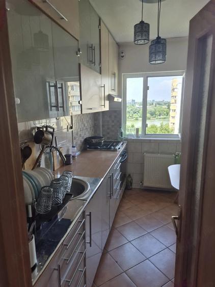 Apartament cu 3 camere semidecomandat în Colentina
