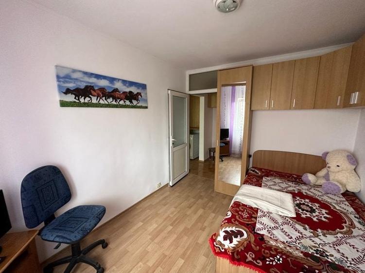 Apartament cu 3 camere decomandat, mobilat în Poarta 6
